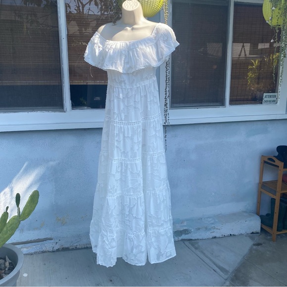NWT WHITE OFF-THE-SHOULDER RUFFLED LACE MAXI DRESS Medium - Picture 10 of 17